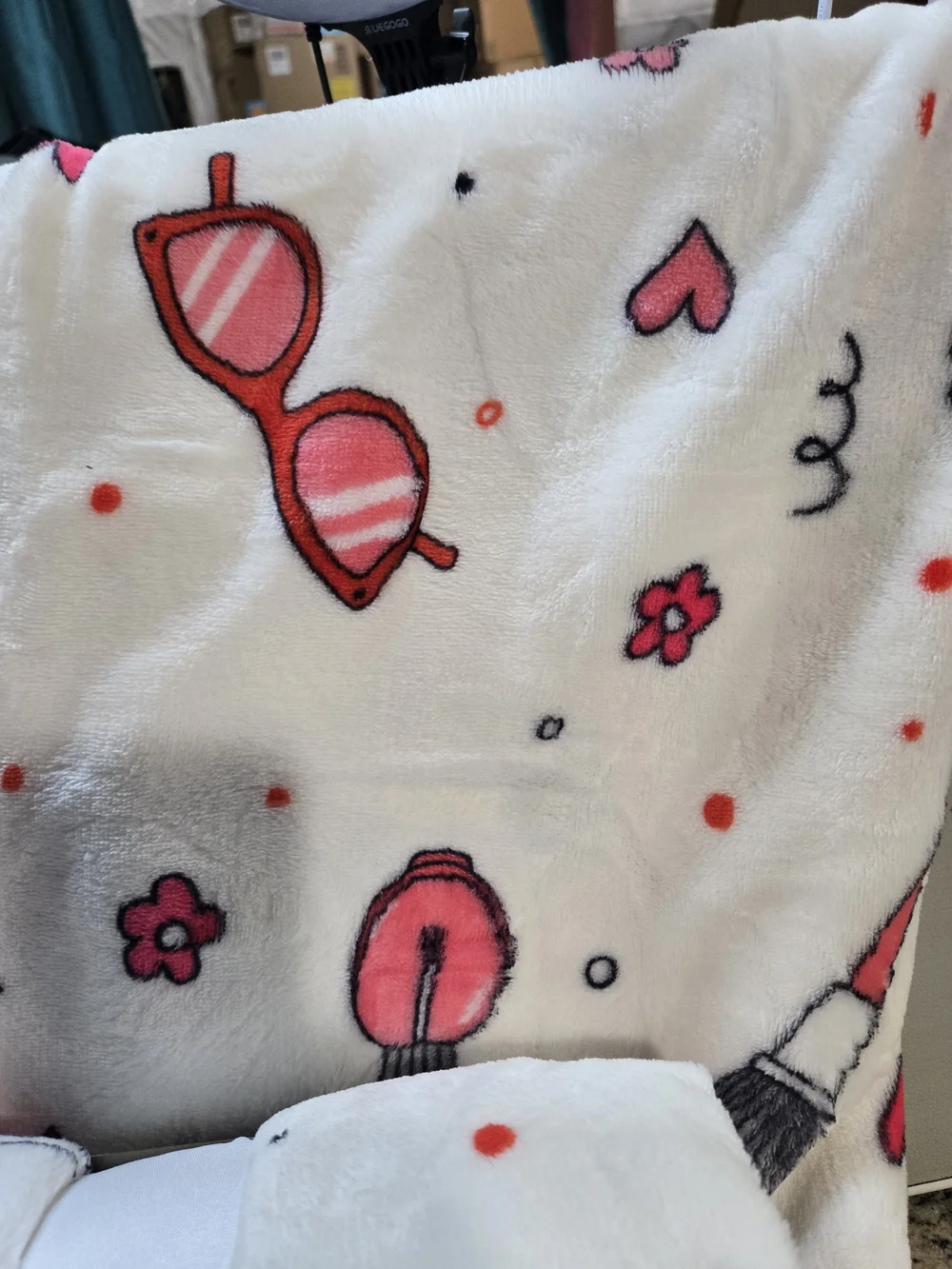 Source Unknown White Plush Throw Blanket with Pink Lip & Heart Print